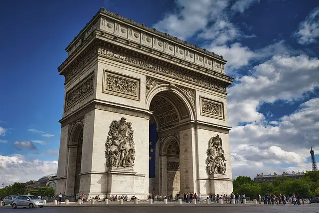 El Arco del Triunfo de Paris al final de los Campos Eliseos