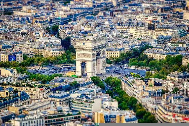 Vista aérea de la Place de l'Étoile con las doce avenidas irradiando desde el Arco del Triunfo