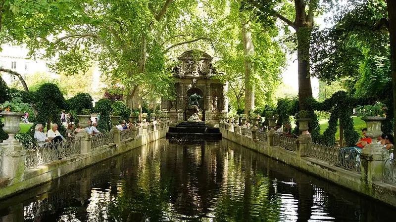 Lago del Jardín de Luxemburgo con barcos de vela