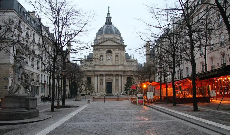 La Sorbona en el Barrio Latino de París