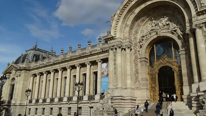 Fachada del Petit Palais con su entrada monumental