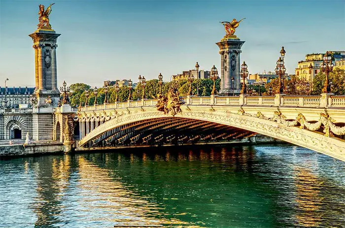 Pont Alexandre III sobre el Sena, cerca de los Campos Elíseos
