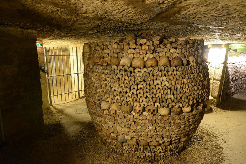 Barril de la Passion en las Catacumbas de París, pilar de huesos en forma de tonel