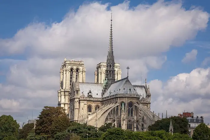La aguja (flèche) de Notre Dame de París, reconstruida tras el incendio de 2019