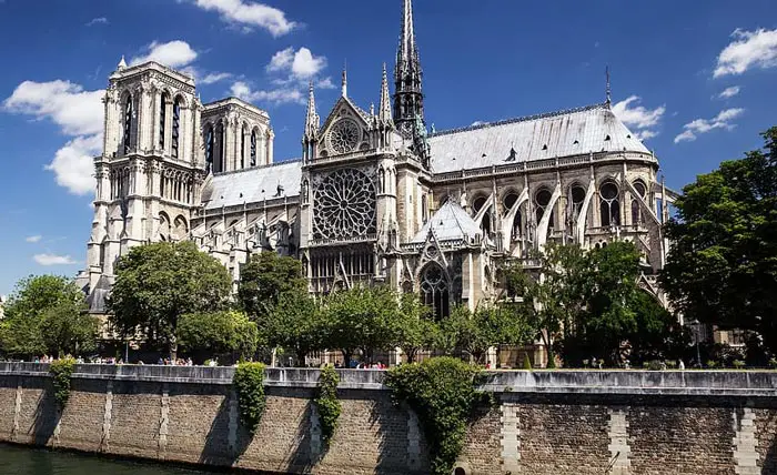 Fachada sur de la Catedral de Notre Dame de París con los arbotantes y el rosetón sur visibles