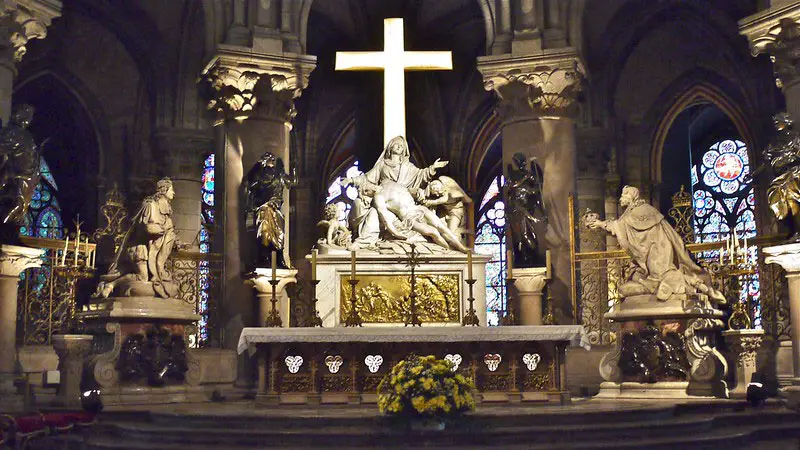 La Pietà de Nicolas Coustou en el coro de Notre Dame de París, flanqueada por las estatuas de Luis XIII y Luis XIV