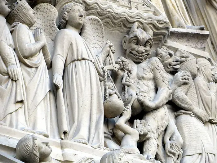 Detalle de la puerta principal de Notre Dame de París con las esculturas del Portal del Juicio Final
