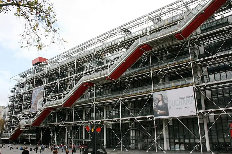 Centro Pompidou con su arquitectura de tuberías y escaleras mecánicas exteriores