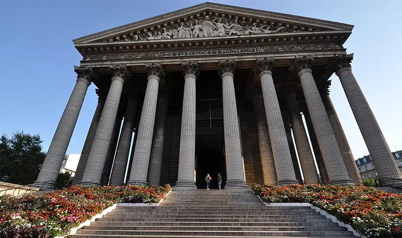 La Iglesia de la Madeleine de Paris, con su fachada de templo griego