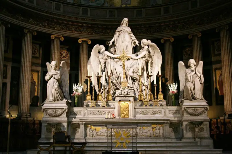 Altar mayor de la Iglesia de la Madeleine con el grupo escultórico de la Asunción
