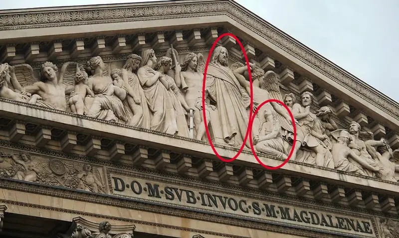 Tímpano esculpido del Juicio Final en la fachada de la Iglesia de la Madeleine