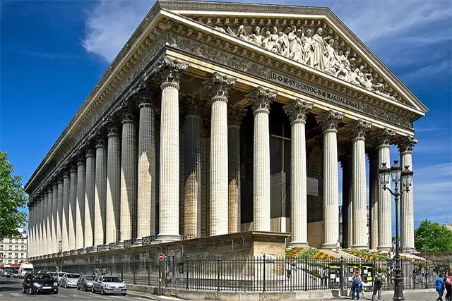 Fachada neoclásica de la Iglesia de la Madeleine en París con sus columnas corintias