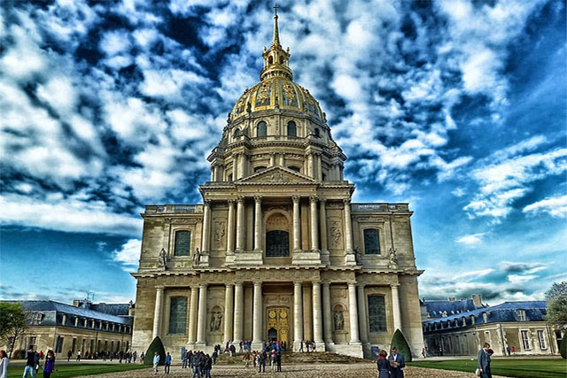 Vista frontal del Hôtel des Invalides con su cúpula dorada en París