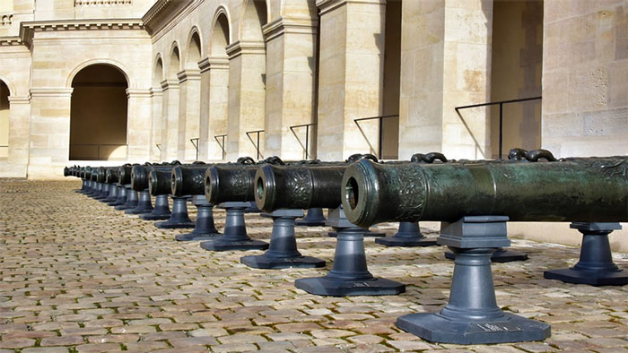 Cour d'Honneur del Hôtel des Invalides con sus galerías y cañones de bronce