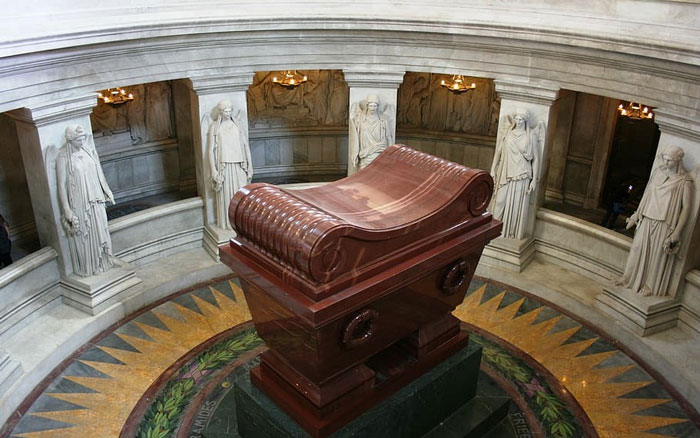 Tumba de Napoleón Bonaparte bajo la cúpula de los Inválidos en París