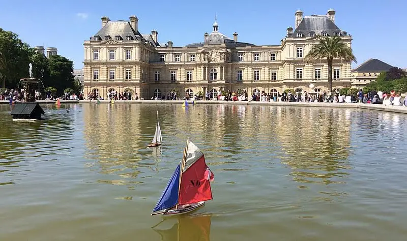 El Jardin de Luxemburgo de Paris con el palacio al fondo