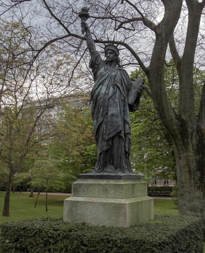 Réplica en miniatura de la Estatua de la Libertad en los Jardines de Luxemburgo