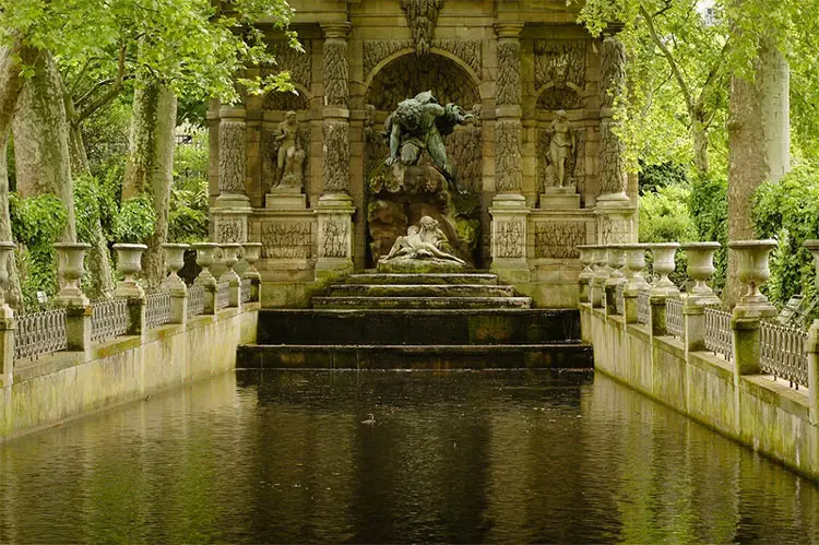 La Fuente de Médicis en los Jardines de Luxemburgo, con el estanque rodeado de plátanos