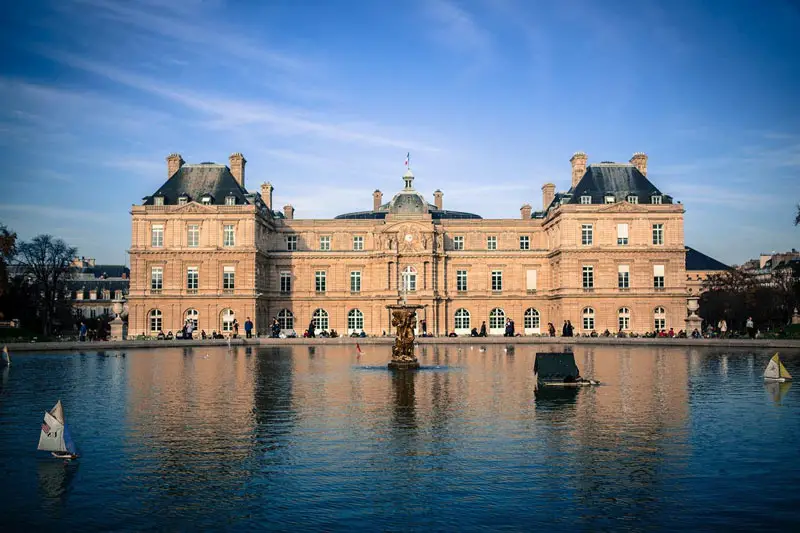 El Grand Bassin frente al Palacio de Luxemburgo en los Jardines de Luxemburgo, París