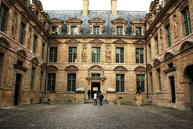 El Hôtel de Sully y su cour d'honneur en Le Marais, París