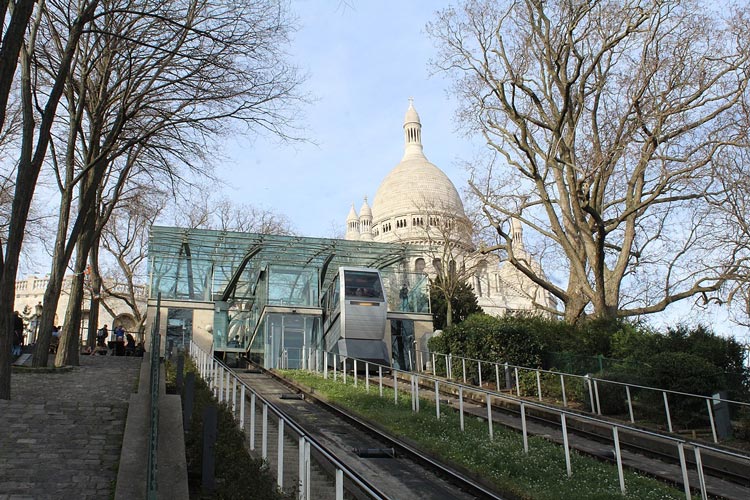 El funicular de Montmartre subiendo hacia el Sacré-Cœur