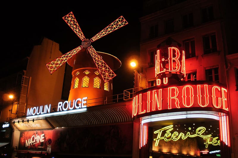 Fachada del Moulin Rouge con su famoso molino rojo en el Boulevard de Clichy