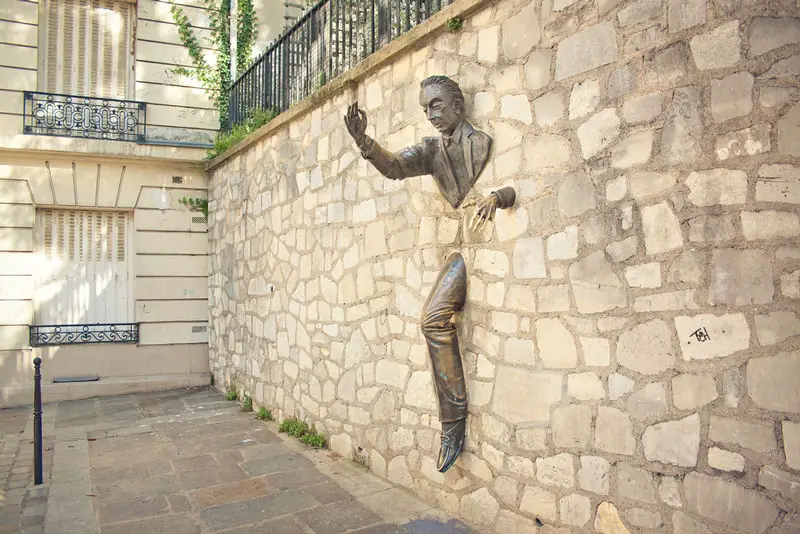 Estatua de Le Passe-Muraille, el hombre que atravesaba las paredes en Montmartre