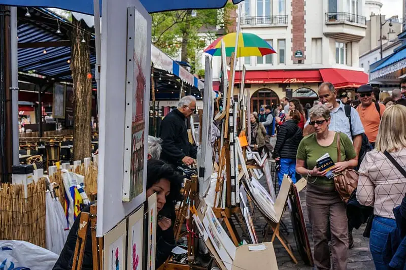 La Place du Tertre con pintores y caballetes al aire libre en Montmartre