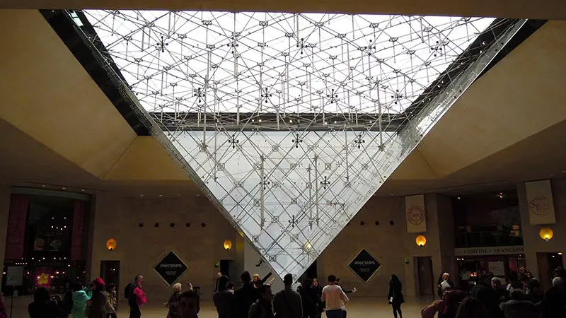 La Piramide invertida del Carrousel du Louvre, disenada por I.M. Pei, vista desde el interior del centro comercial subterraneo