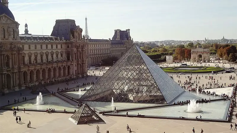 El Museo del Louvre de Paris con la piramide de cristal
