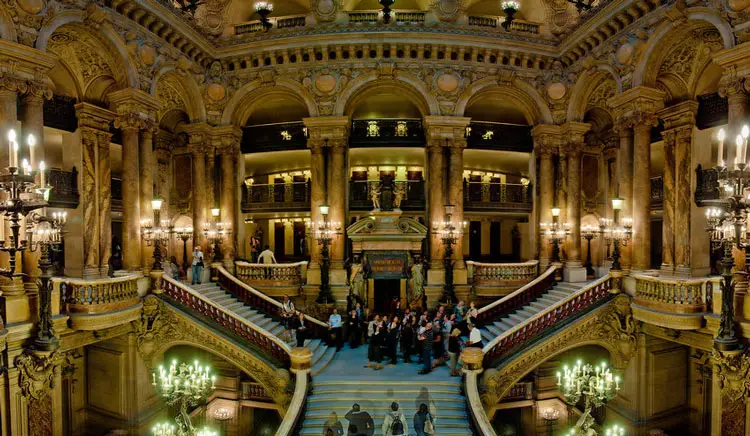La gran escalera de mármol policromado de la Ópera Garnier, con sus candelabros de bronce y balaustradas de ónice