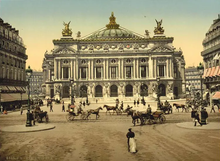 Fotografía histórica de la Ópera Garnier hacia 1905, con carruajes de caballos en la Place de l'Opéra