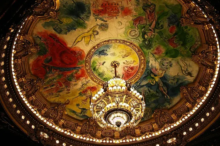 El techo del auditorio pintado por Marc Chagall en 1964, con sus colores vibrantes homenajeando a catorce compositores