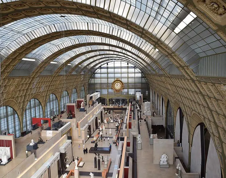 Fachada del Museo de Orsay, antigua estación de tren a orillas del Sena