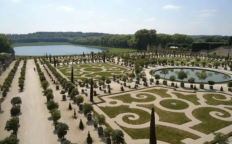 La Orangerie del Palacio de Versalles con sus árboles de cítricos y el parterre geométrico