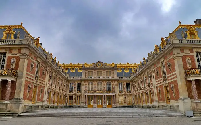 Vista panorámica del Palacio de Versalles con sus jardines y fuentes en primer plano