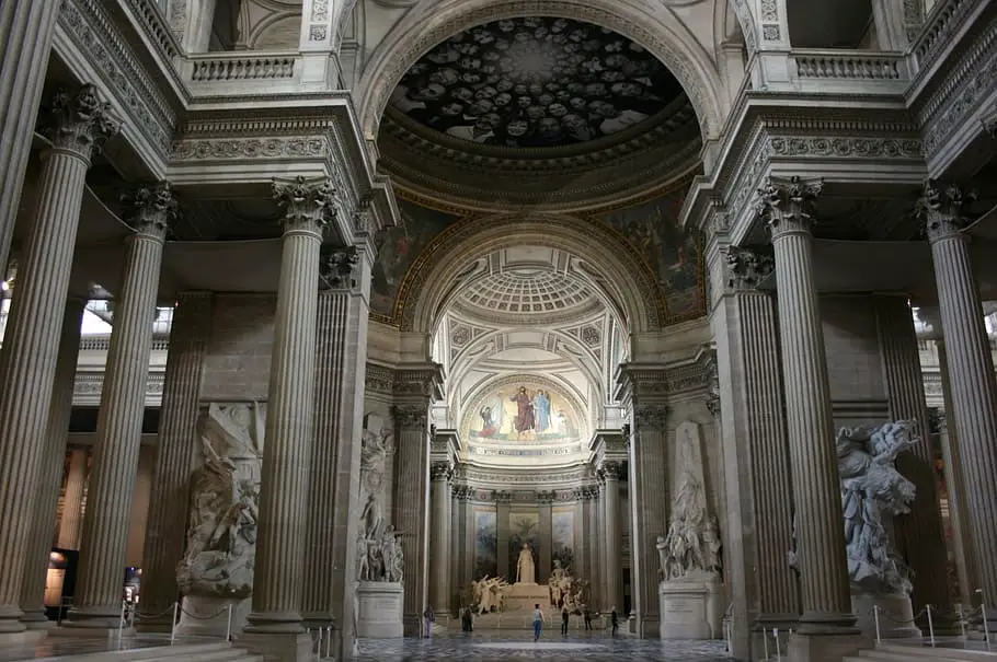 Vista interior del Panteón de París con su nave en forma de cruz griega