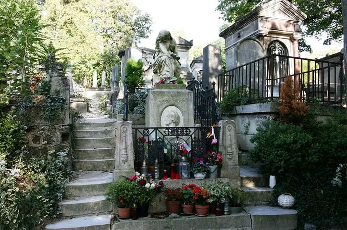 Tumba de Frédéric Chopin con la estatua de la musa de la música llorando sobre una lira rota