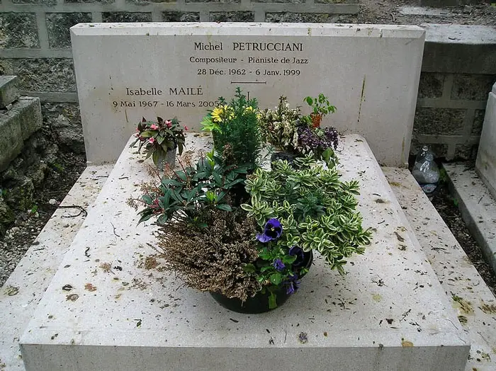 Tumba de Michel Petrucciani con piano grabado en el cementerio Père-Lachaise