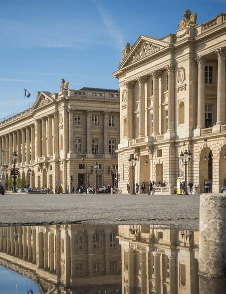 Fachada neoclásica del Hôtel de Crillon en la Place de la Concorde