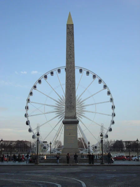 La noria (grande roue) instalada en la Plaza de la Concordia de París