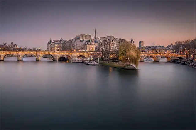 El Pont Neuf, el puente mas antiguo de Paris, sobre el rio Sena