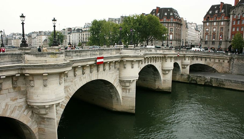 Los arcos del Pont Neuf sobre el río Sena en París