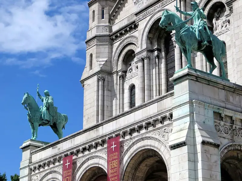 Estatuas ecuestres de San Luis y Juana de Arco en la fachada del Sacré-Cœur