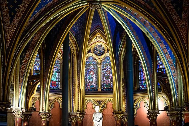 Interior de la capilla inferior de la Sainte-Chapelle con bóvedas policromadas y flores de lis