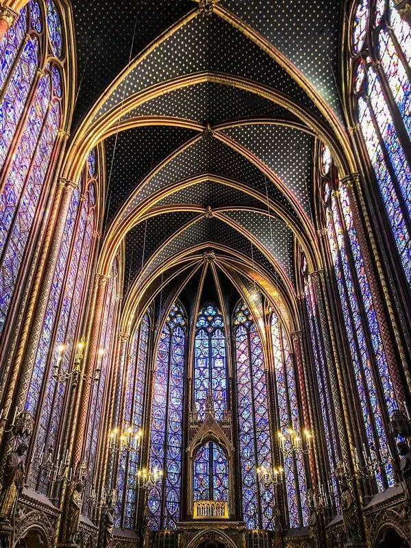 Interior de la capilla superior de la Sainte-Chapelle bañado en luz de colores