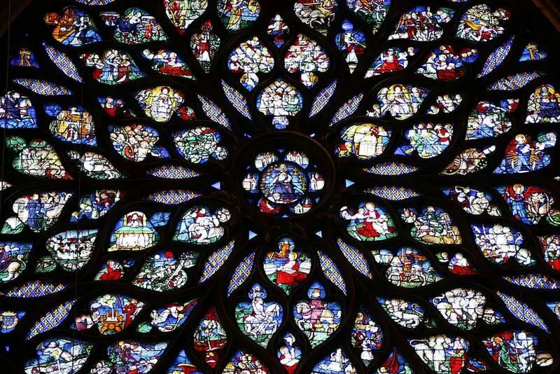 Las vidrieras de la Sainte-Chapelle con escenas bíblicas en rojos y azules