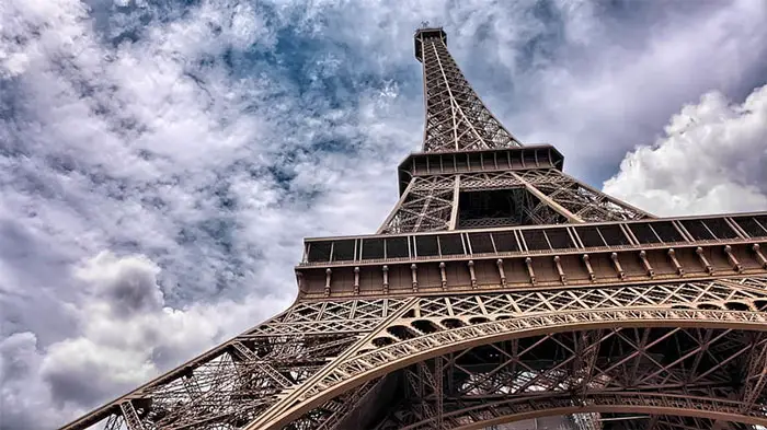 La Torre Eiffel iluminada de noche, símbolo de la cultura francesa